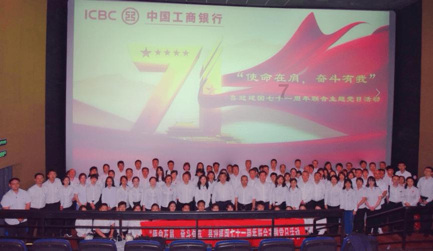 李宇春气场赶不上,穿刺绣西装配条纹针织衫+老花裤,美出国际范